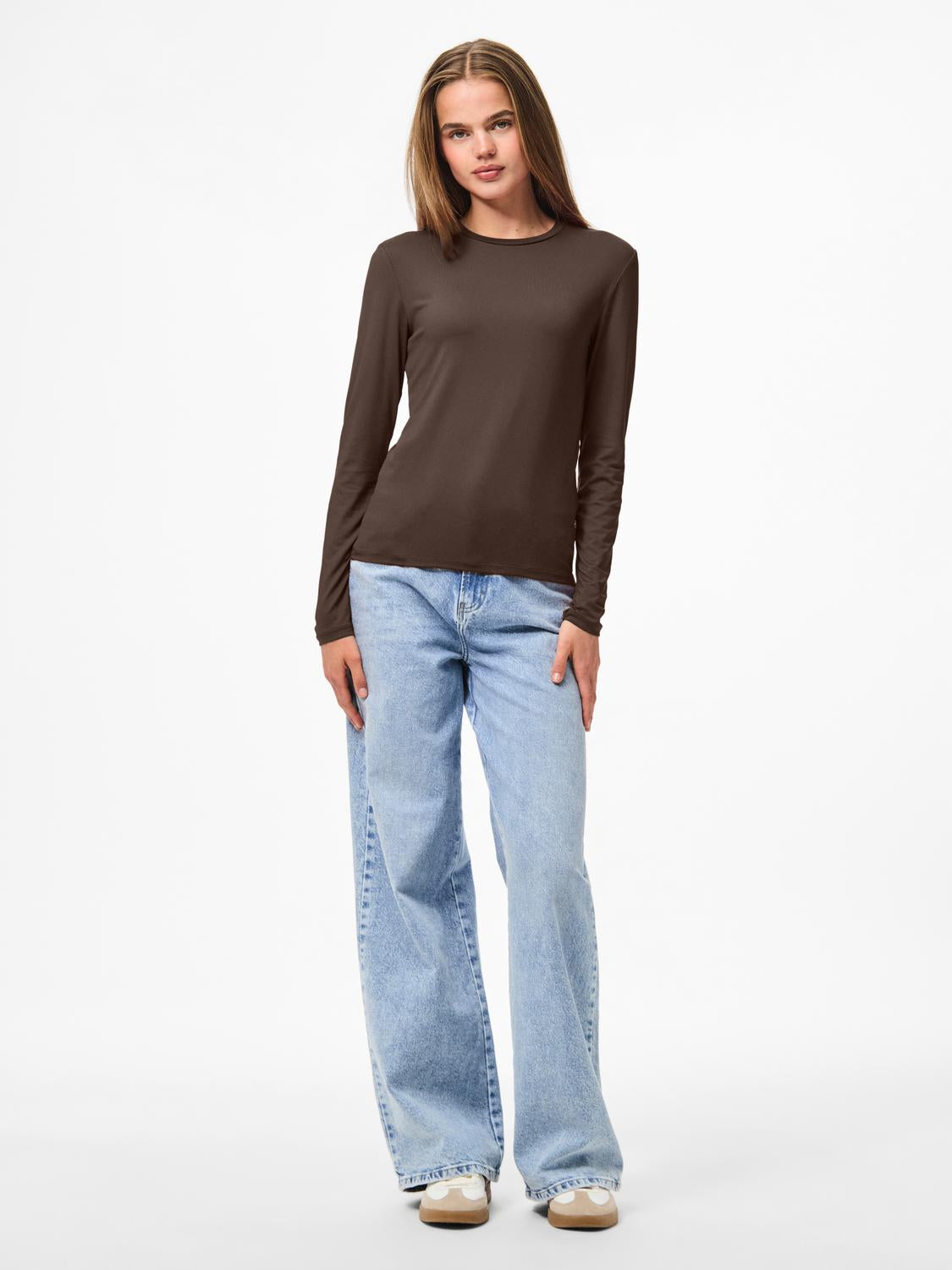 model_shot-front_full